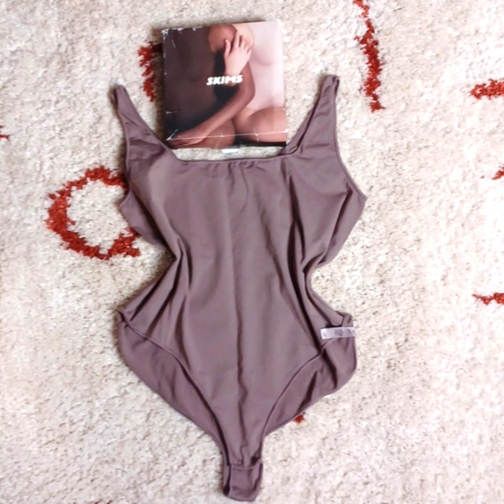 NIB- SKIMS- ESSENTIAL SCOOP NECK BODYSUIT- 4X- AMETHYST
